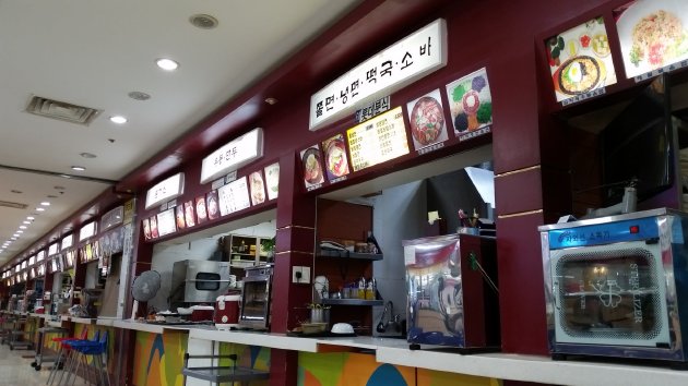 鎮海ロッテマート1階商店街フードコートのカウンター